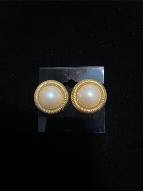Richelieu Pearl Button Earrings - Classic Women’s Jewelry